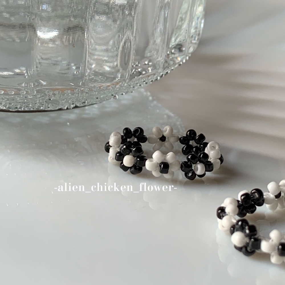 𝓐𝓬𝓯🍿外星家ㄟ串珠戒指·͜· 黑白小花花串珠戒指🖤🤍-細節圖4