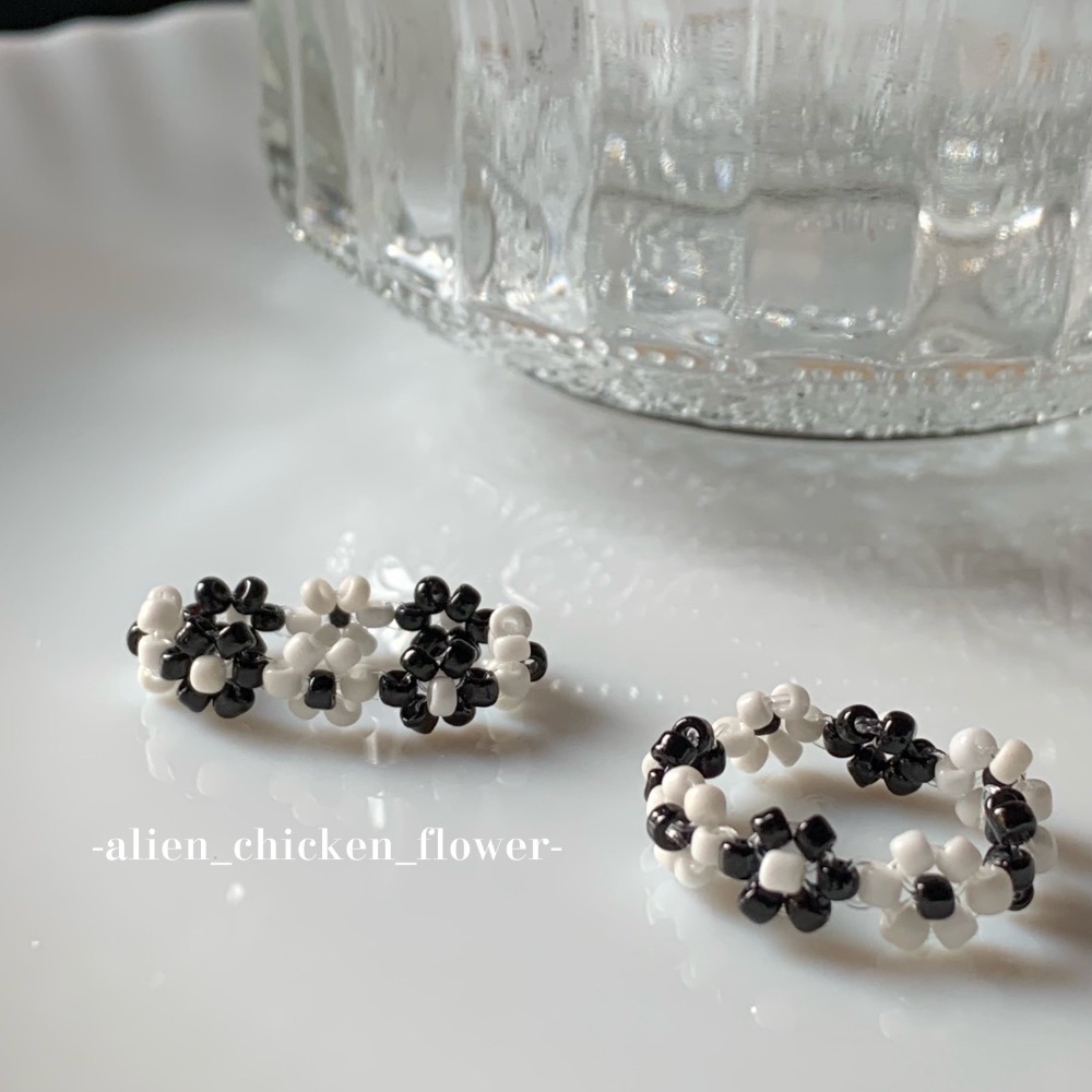 𝓐𝓬𝓯🍿外星家ㄟ串珠戒指·͜· 黑白小花花串珠戒指🖤🤍-細節圖5