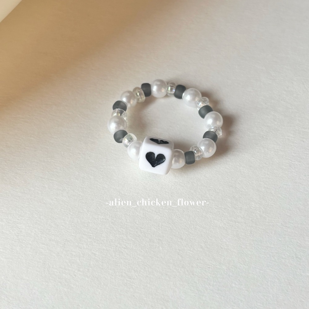 𝓐𝓬𝓯🍿外星家ㄟ串珠戒指·͜· 方形的黑白愛心在中間小戒指🖤·͜· 手工串珠·͜· 串珠戒指·͜· 戒指-細節圖4