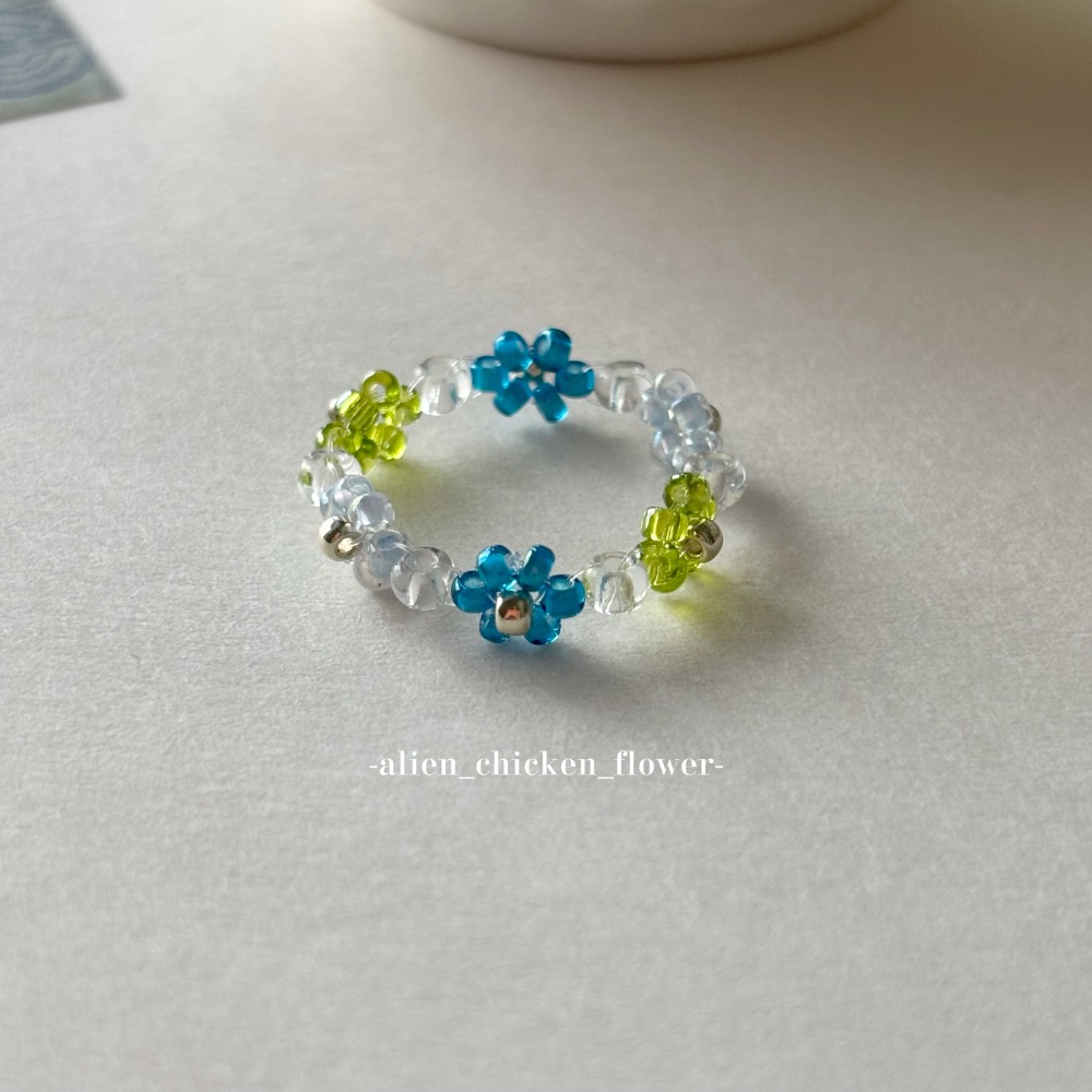 牆邊苔蘚生機盎然🌿