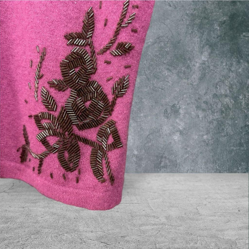 二手 ISABELLE WEN溫慶珠 紫紅 九成三新 彈性羊毛包袖小高領手縫珠管花 短袖 上衣 VA1206﹝凡賽蘇﹞-細節圖2