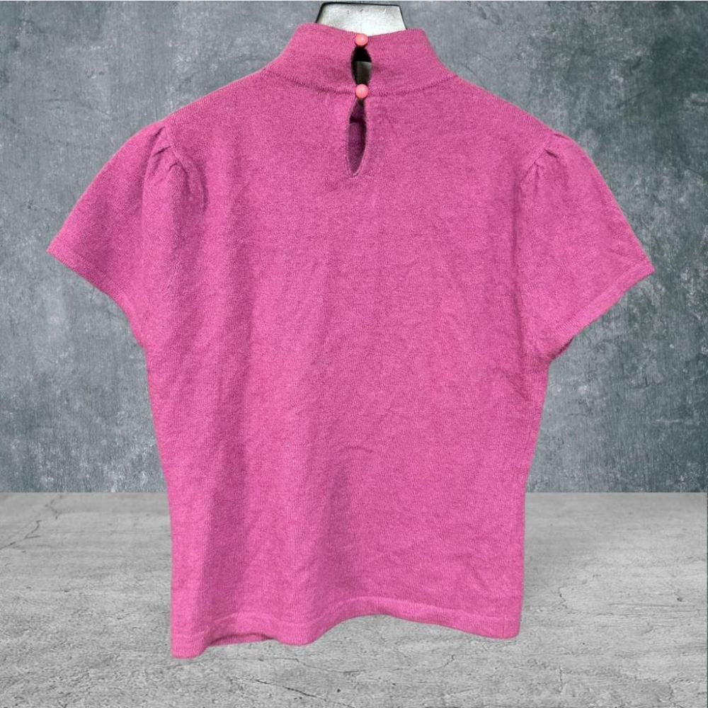 二手 ISABELLE WEN溫慶珠 紫紅 九成三新 彈性羊毛包袖小高領手縫珠管花 短袖 上衣 VA1206﹝凡賽蘇﹞-細節圖4