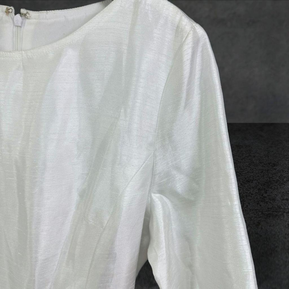 二手 TIVOLI 珍珠白 九成二新 刷紋聚脂纖維版型挺壓褶蓬裙七分袖9~11碼 長袖 洋裝 VA1202﹝凡賽蘇﹞-細節圖2