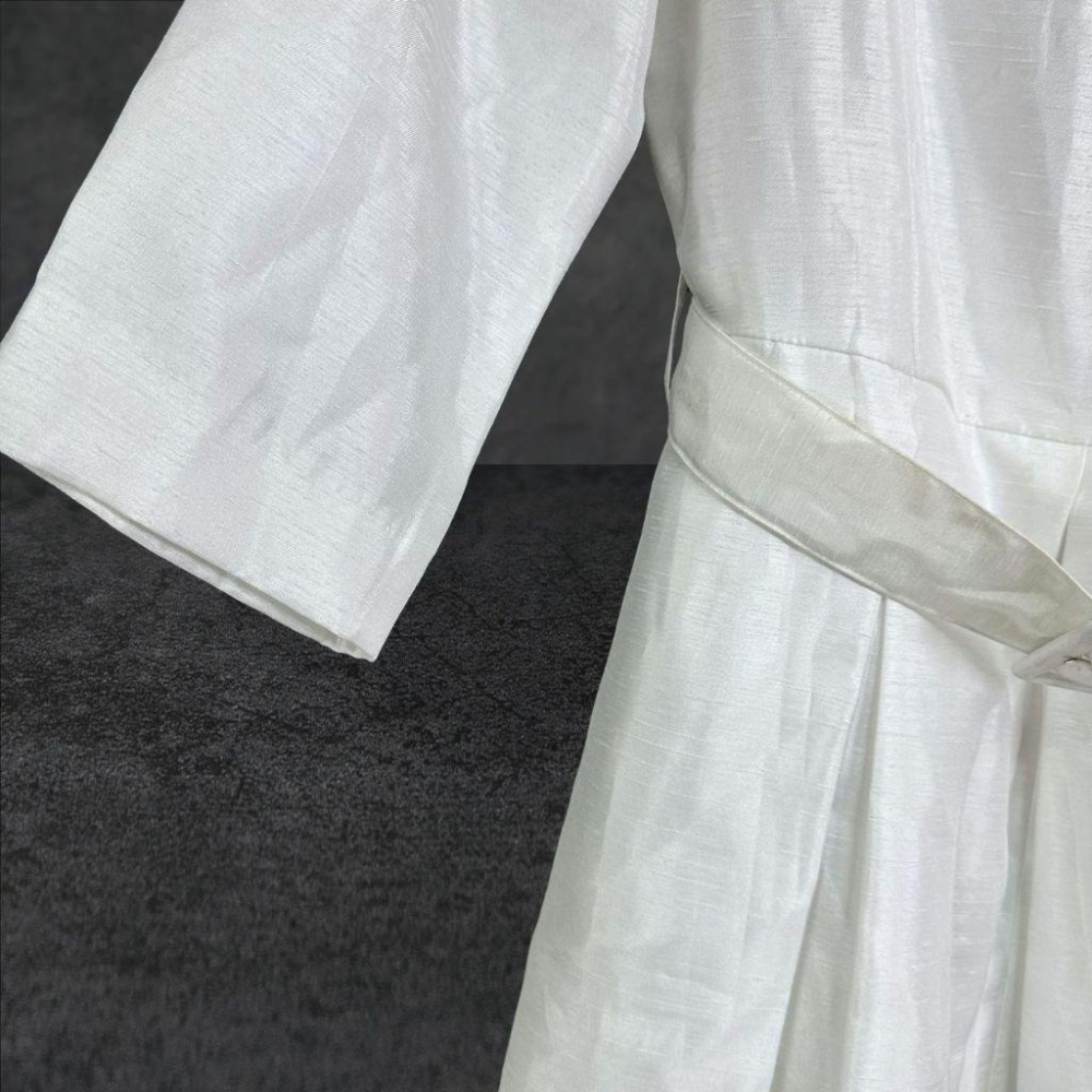 二手 TIVOLI 珍珠白 九成二新 刷紋聚脂纖維版型挺壓褶蓬裙七分袖9~11碼 長袖 洋裝 VA1202﹝凡賽蘇﹞-細節圖3