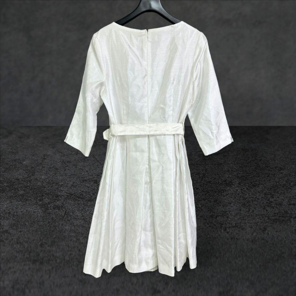 二手 TIVOLI 珍珠白 九成二新 刷紋聚脂纖維版型挺壓褶蓬裙七分袖9~11碼 長袖 洋裝 VA1202﹝凡賽蘇﹞-細節圖4