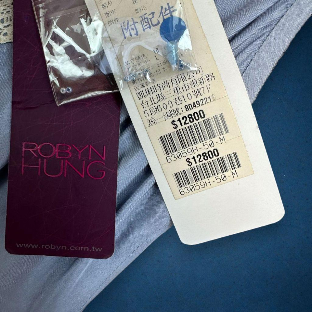 二手 ROBYN HUNG 水藍 全新愛麗絲 真絲V領蕾絲珍珠胸花棉麻繡花A字M號 無袖 洋裝 VA1201﹝凡賽蘇﹞-細節圖2