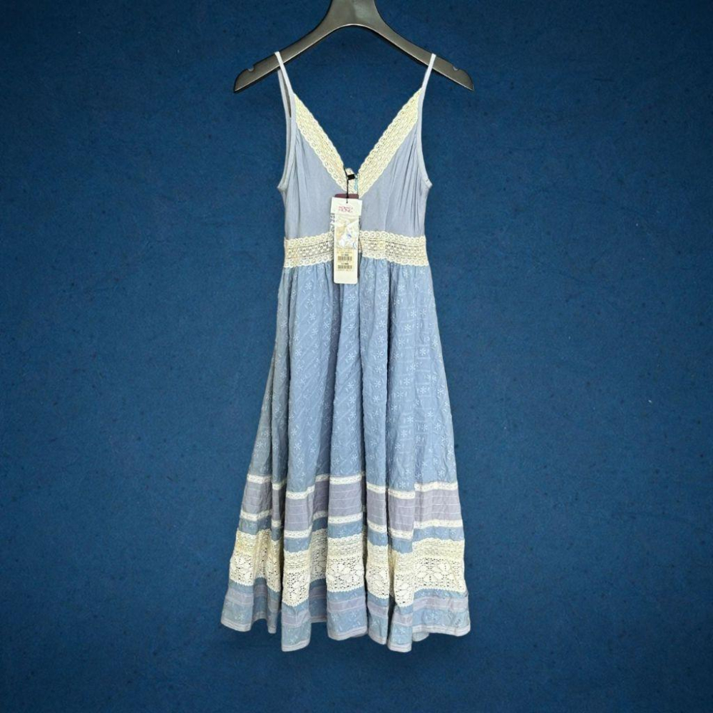 二手 ROBYN HUNG 水藍 全新愛麗絲 真絲V領蕾絲珍珠胸花棉麻繡花A字M號 無袖 洋裝 VA1201﹝凡賽蘇﹞-細節圖3
