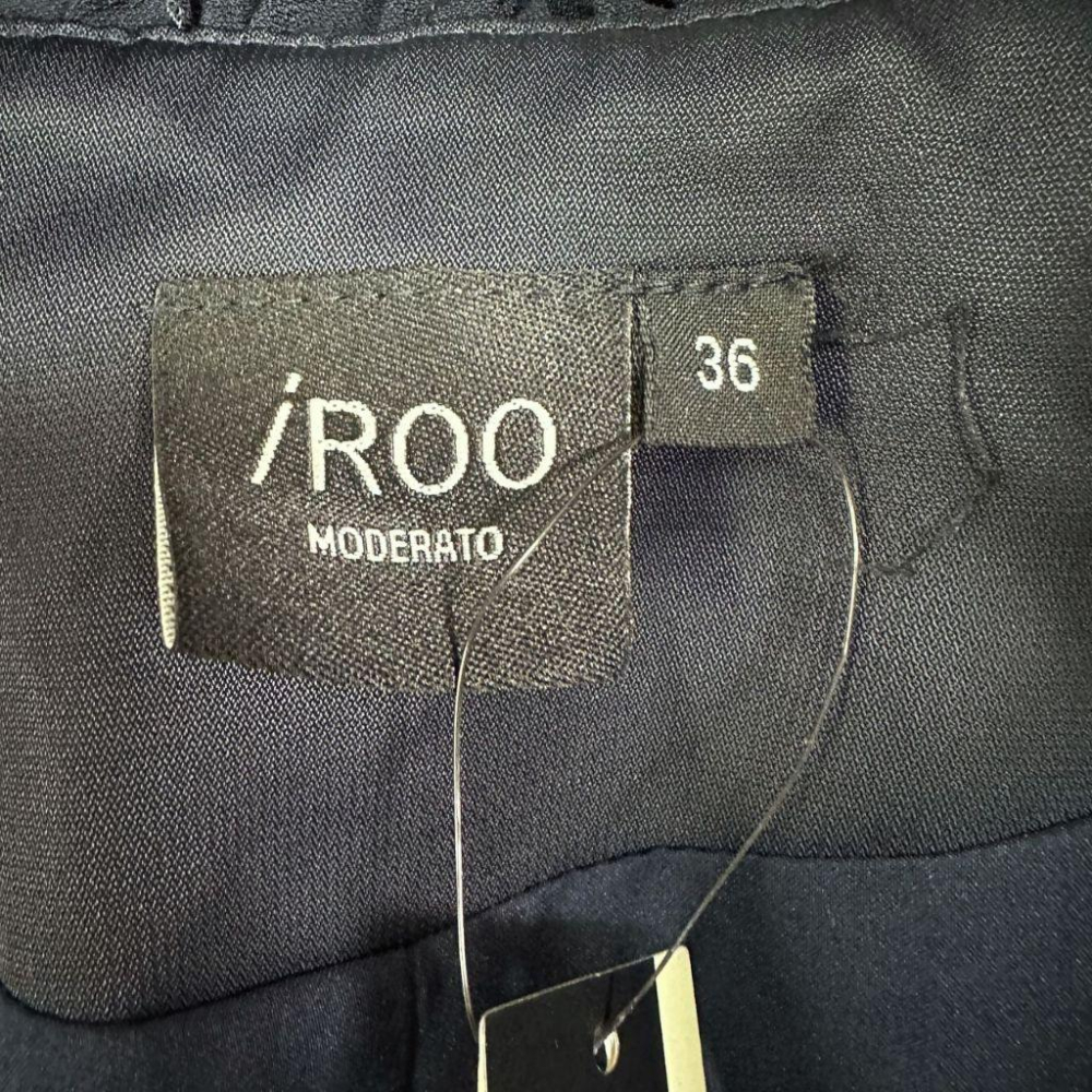 二手 IROO 香港製 黑 全新 聚脂纖維版型挺荷葉滾邊V領鈎扣36號 短袖 上衣 VA1125﹝凡賽蘇﹞-細節圖3