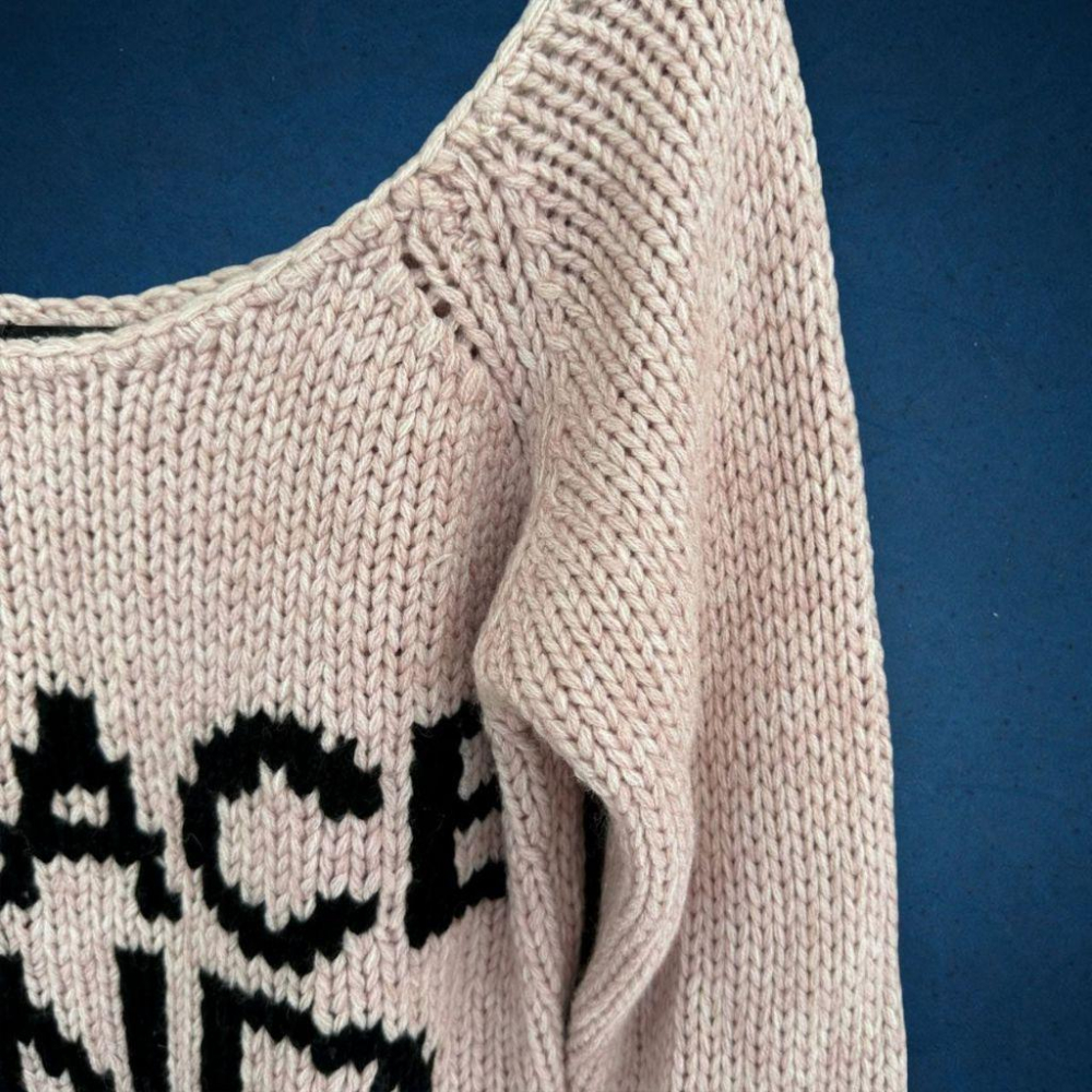 二手 CANTWO 香港製 花粉 九成五新大碼可 羊絨針織圓領露鎖骨字母長版F碼 長袖 上衣 VA1117﹝凡賽蘇﹞-細節圖2