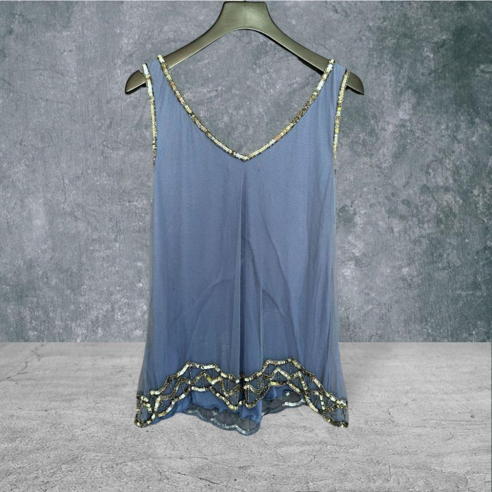 二手 HUANG SHU CHI黃淑琦 印度製 霧藍 重工縫珠亮片網紗V領人造絲M號 無袖 背心 VA1031﹝凡賽蘇﹞-細節圖4