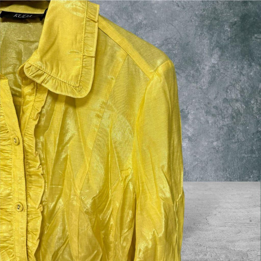 二手 KUDA 薑黃 九成五新 光澤聚脂纖維荷葉邊包扣輕薄L號 長袖 襯衫 VA1105﹝凡賽蘇﹞-細節圖2