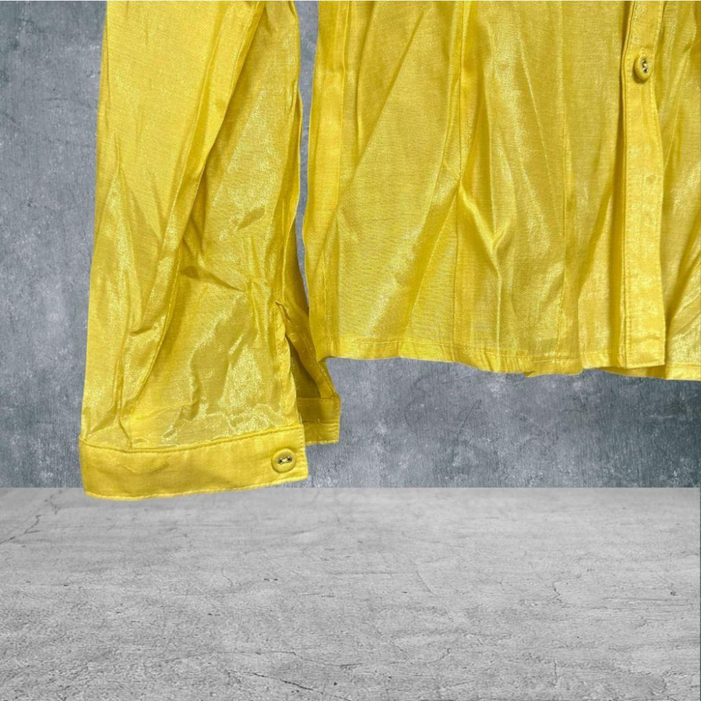 二手 KUDA 薑黃 九成五新 光澤聚脂纖維荷葉邊包扣輕薄L號 長袖 襯衫 VA1105﹝凡賽蘇﹞-細節圖3