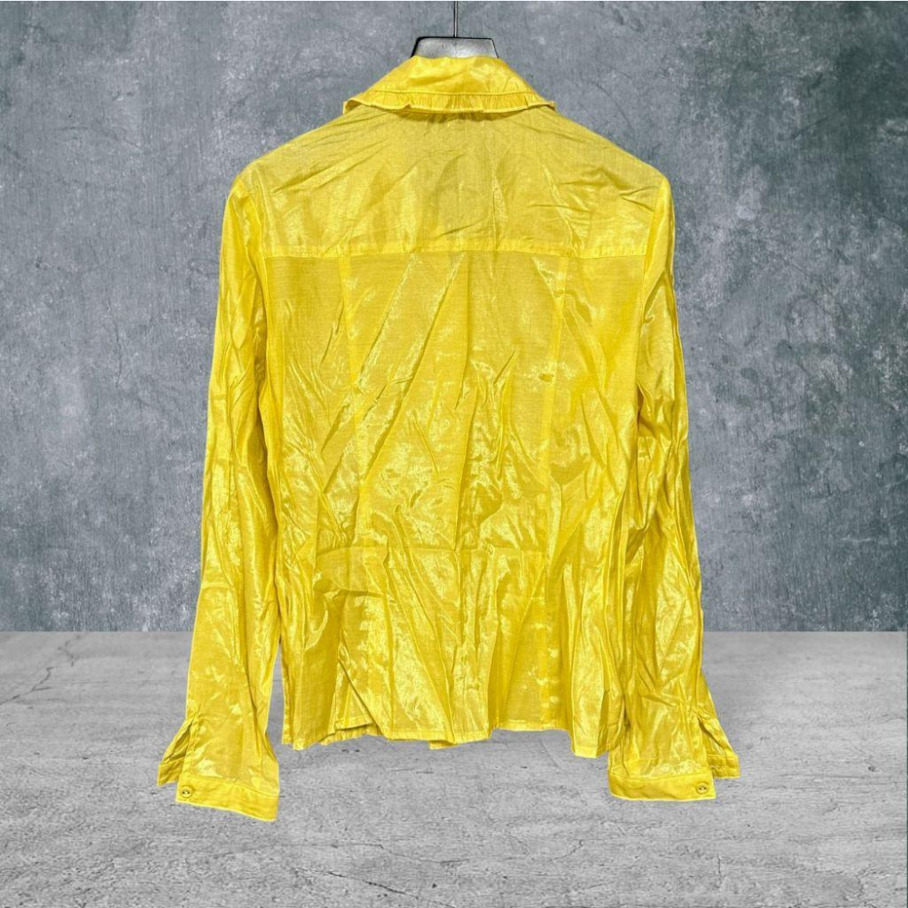 二手 KUDA 薑黃 九成五新 光澤聚脂纖維荷葉邊包扣輕薄L號 長袖 襯衫 VA1105﹝凡賽蘇﹞-細節圖4