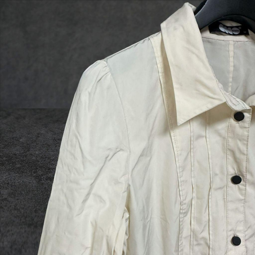 二手 福利品 ECCO 米黑 九成新 聚脂纖維壓褶包扣拚接真絲下擺M號 長袖 襯衫 VA1105﹝凡賽蘇﹞-細節圖2