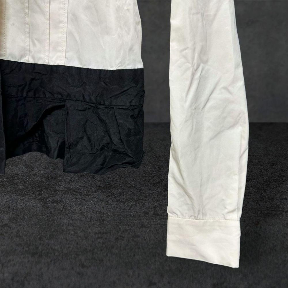 二手 福利品 ECCO 米黑 九成新 聚脂纖維壓褶包扣拚接真絲下擺M號 長袖 襯衫 VA1105﹝凡賽蘇﹞-細節圖3