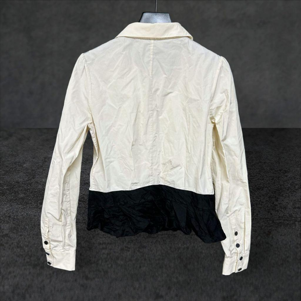 二手 福利品 ECCO 米黑 九成新 聚脂纖維壓褶包扣拚接真絲下擺M號 長袖 襯衫 VA1105﹝凡賽蘇﹞-細節圖4