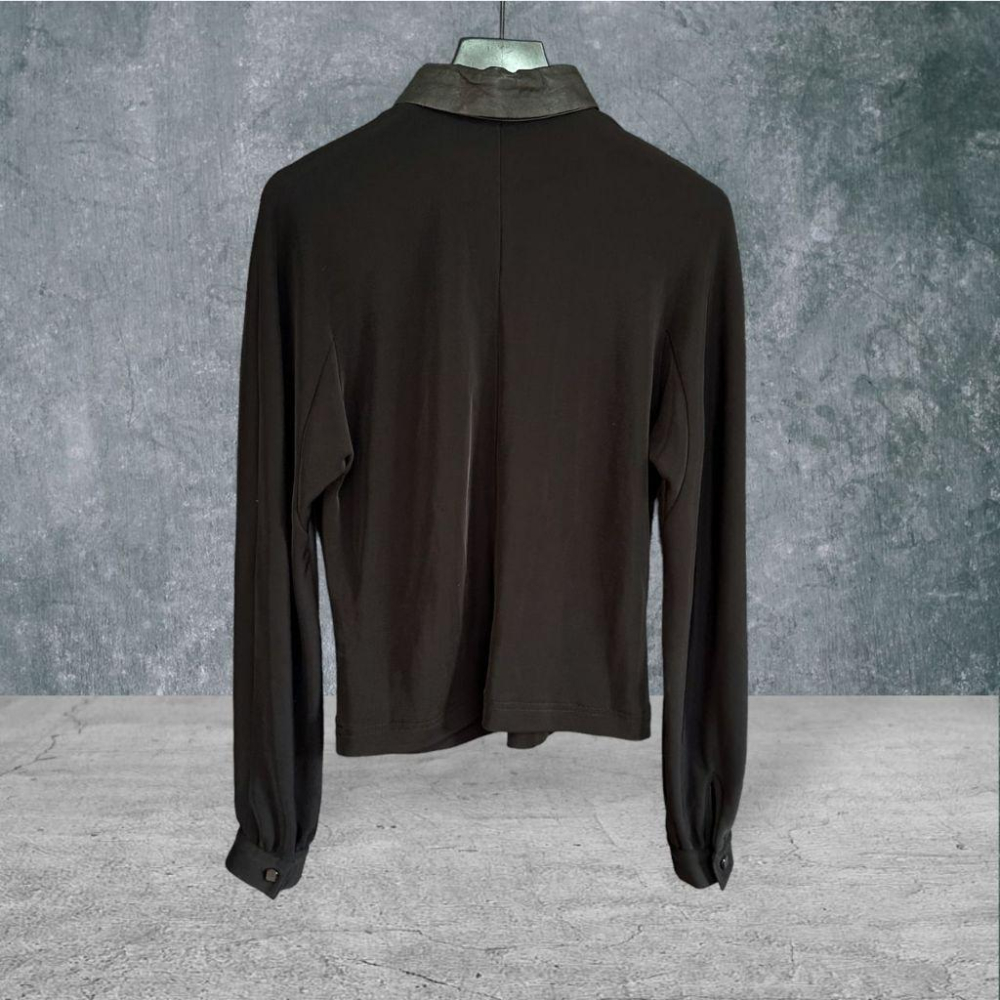 二手 JESSICA 黑 九成新性感又辣 彈性纖維微透光落肩單扣皮革V領6號 長袖 襯衫 VA1027﹝凡賽蘇﹞-細節圖4