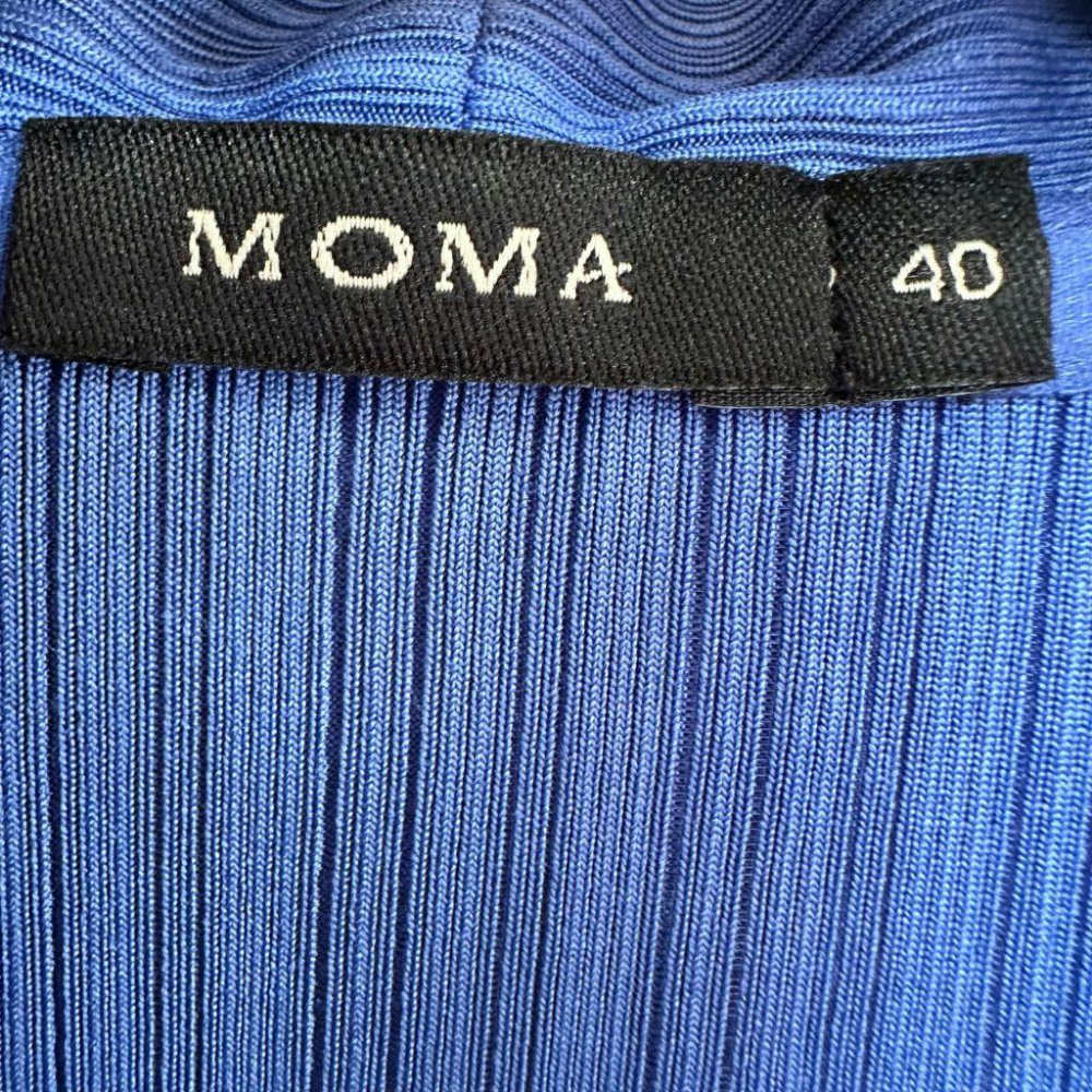 二手 MOMA 藍 九成新大碼可 彈性壓褶纖維落肩V領40號 短袖 上衣 VA1027﹝凡賽蘇﹞-細節圖3