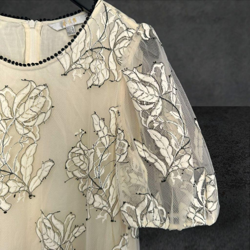 二手 蔡佳瑾設計師 米 九成五新 網紗蕾絲花蓬袖微透膚A字連身裙S號 短袖 洋裝 VA1025﹝凡賽蘇﹞-細節圖2