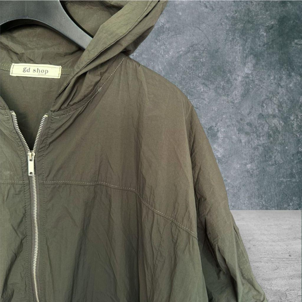 二手 GD SHOP韓國製 深綠 九成五新大碼可 尼龍輕薄防風落肩連帽鐵拉鍊洋裝F碼 大衣 外套 VA1024﹝凡賽蘇﹞-細節圖2