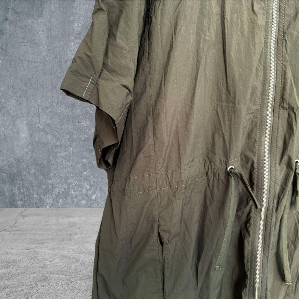 二手 GD SHOP韓國製 深綠 九成五新大碼可 尼龍輕薄防風落肩連帽鐵拉鍊洋裝F碼 大衣 外套 VA1024﹝凡賽蘇﹞-細節圖3