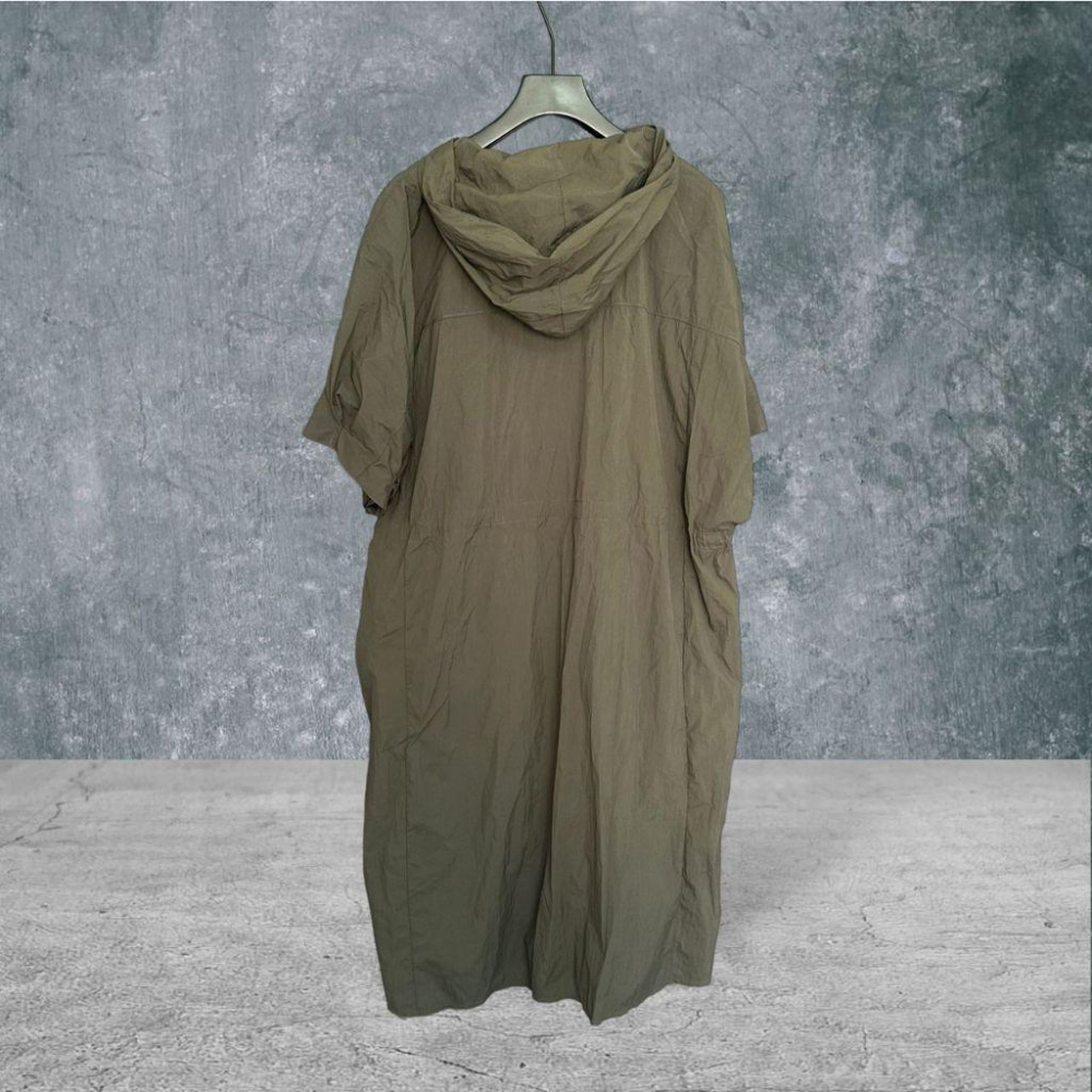 二手 GD SHOP韓國製 深綠 九成五新大碼可 尼龍輕薄防風落肩連帽鐵拉鍊洋裝F碼 大衣 外套 VA1024﹝凡賽蘇﹞-細節圖4