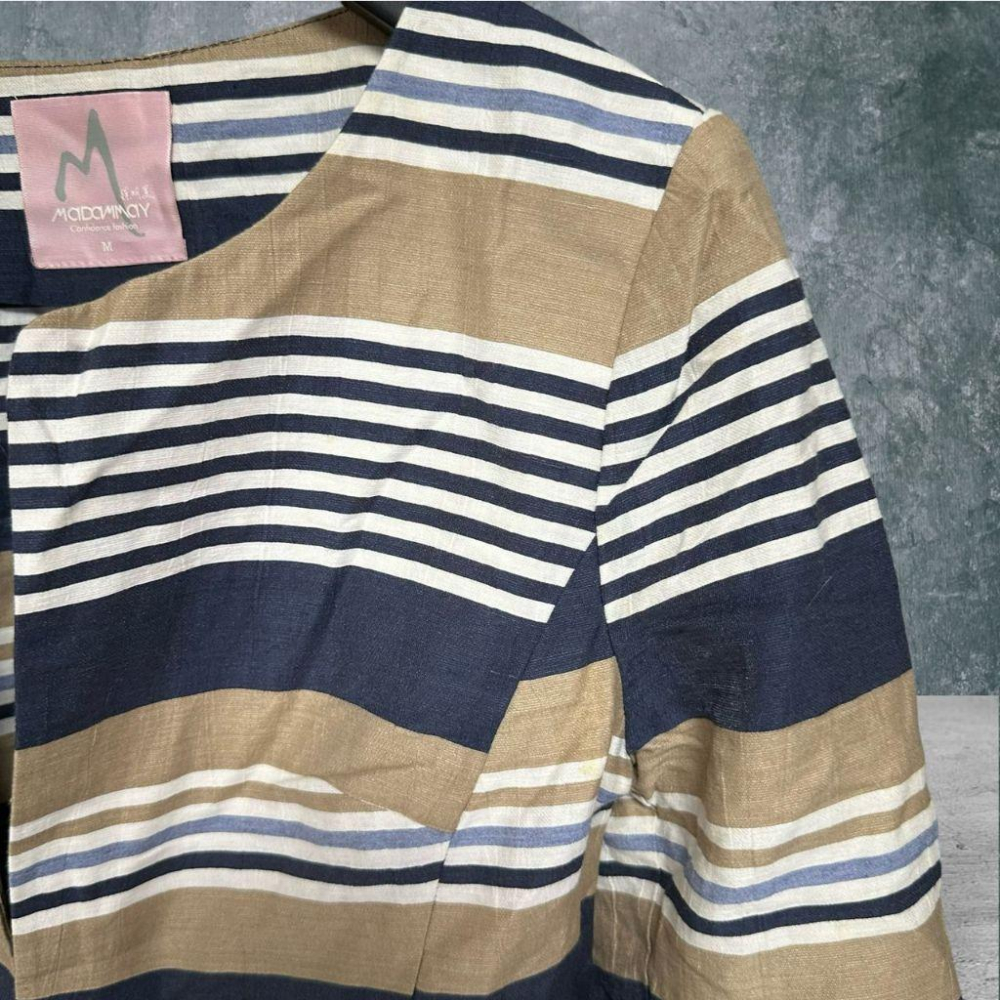 二手 MADAMMAY徐明美 咖藍白 九成八新 棉麻圓領單勾扣七分袖M號 輕薄 外套 VA1023﹝凡賽蘇﹞-細節圖2