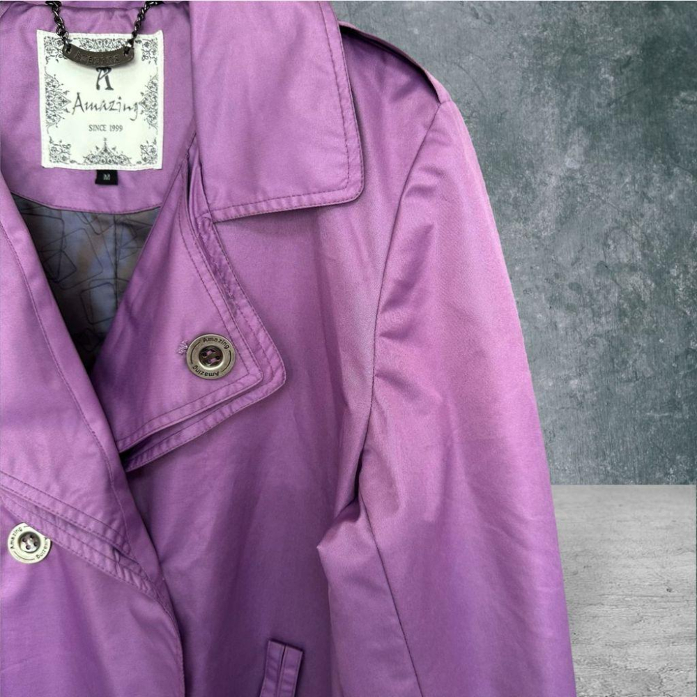 二手 AMAZING 紫 光澤尼龍纖維西裝領雙排釦輕薄版型挺風衣M號 大衣 外套 VA1023﹝凡賽蘇﹞-細節圖2