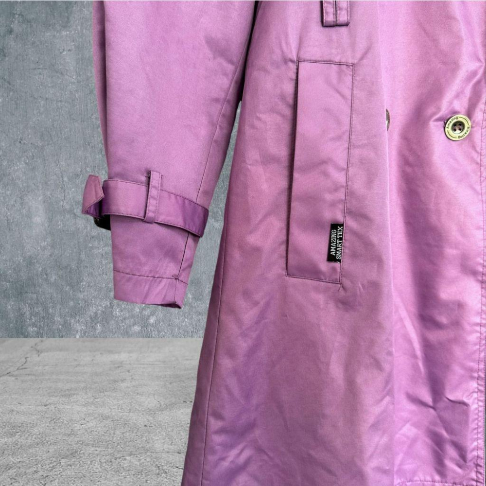 二手 AMAZING 紫 光澤尼龍纖維西裝領雙排釦輕薄版型挺風衣M號 大衣 外套 VA1023﹝凡賽蘇﹞-細節圖3