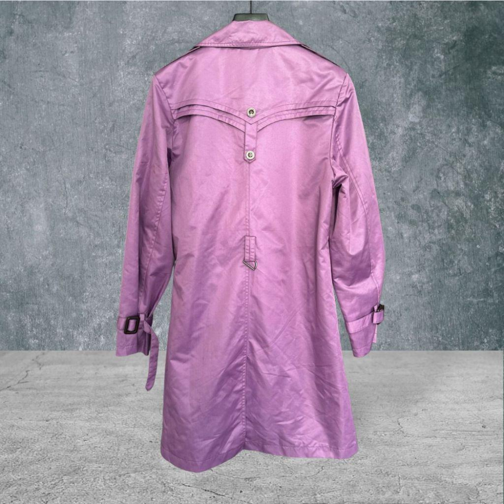 二手 AMAZING 紫 光澤尼龍纖維西裝領雙排釦輕薄版型挺風衣M號 大衣 外套 VA1023﹝凡賽蘇﹞-細節圖4