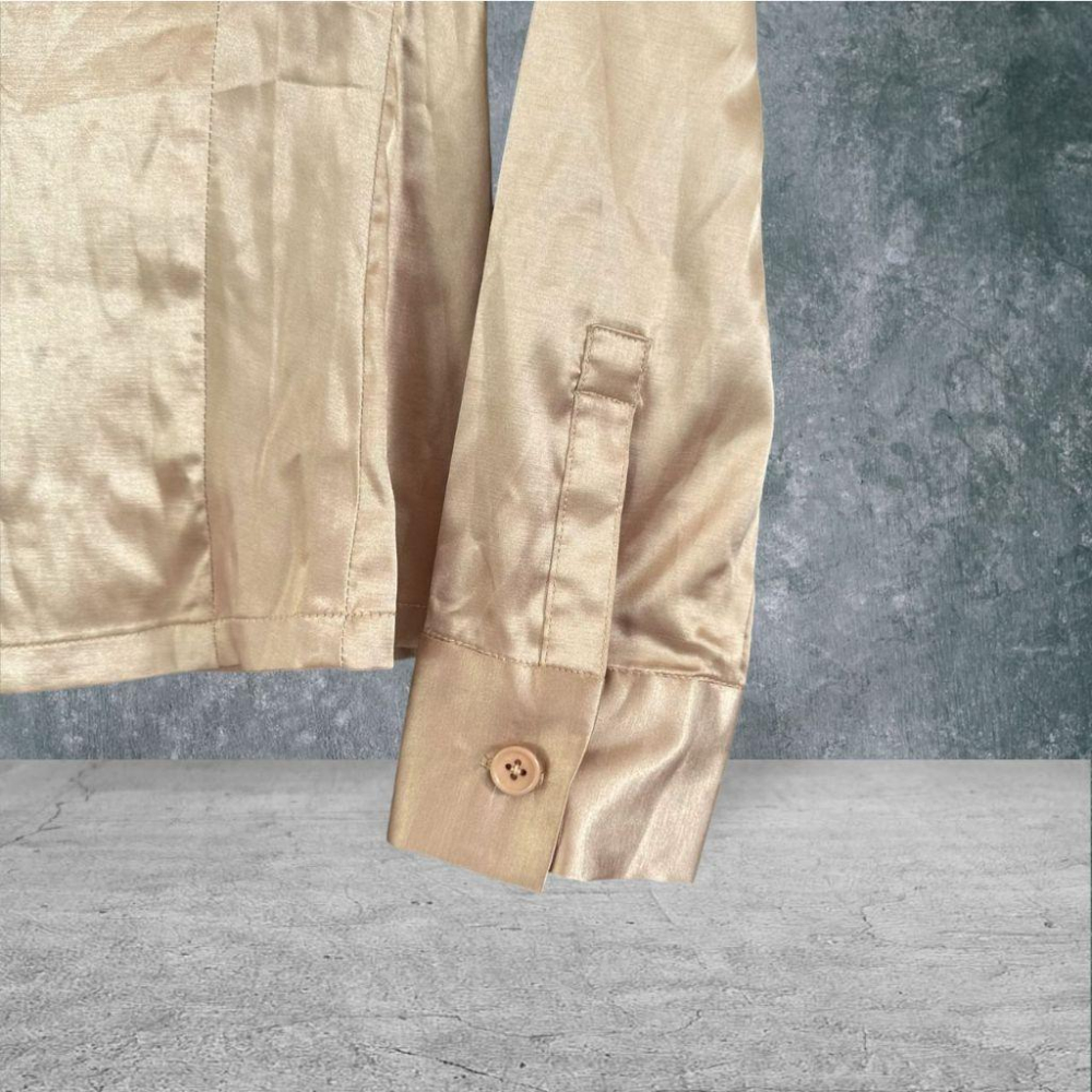 二手 IROO 香檳金 九成五新 光澤彈性緞面車線腰身38號 長袖 襯衫 VA1004﹝凡賽蘇﹞-細節圖3