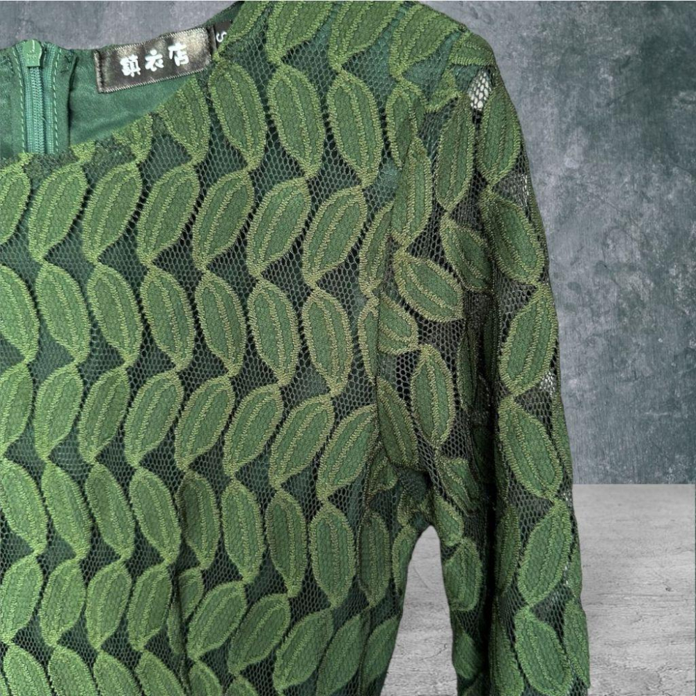 二手 鎮衣店 墨綠 刺繡樹葉蕾絲宮廷荷葉袖前短後長裙擺S號 長袖 洋裝 VA925﹝凡賽蘇﹞-細節圖2