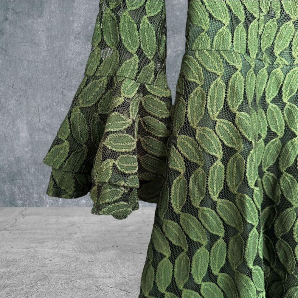 二手 鎮衣店 墨綠 刺繡樹葉蕾絲宮廷荷葉袖前短後長裙擺S號 長袖 洋裝 VA925﹝凡賽蘇﹞-細節圖3