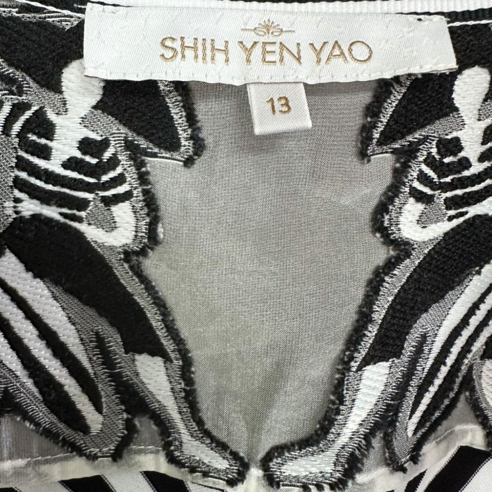 二手 SHIH YEN YAO時延瑤 白黑 大碼可微透膚紗刺繡皮革鉚釘後彈性棉麻13號 短袖 上衣 VA903﹝凡賽蘇﹞-細節圖3
