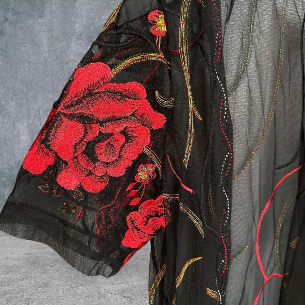 二手 黑紅 大碼可 網紗刺繡花三色線藤蔓水鑽長版開襟罩衫2XL 短袖 上衣 VA903﹝凡賽蘇﹞-細節圖2