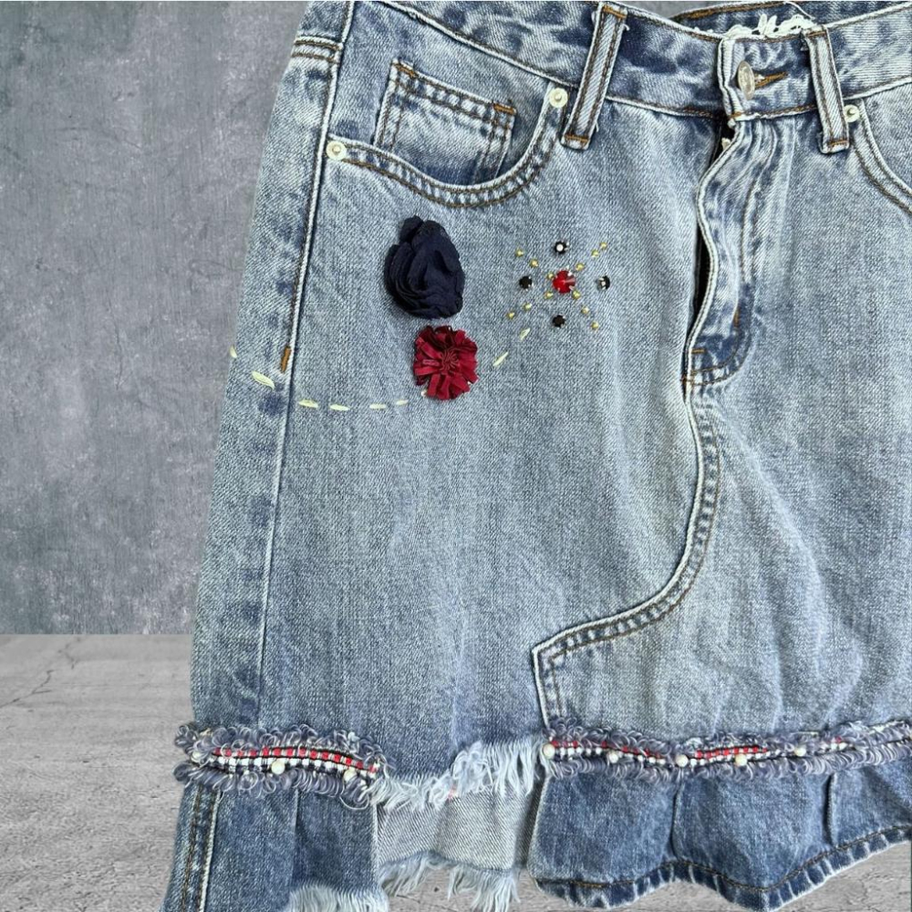 二手 LASHION歐洲品牌 藍 九成五新 版型挺立體布花水鑽珍珠鬚邊不規則裙襬 牛仔 短裙 VA902﹝凡賽蘇﹞-細節圖2