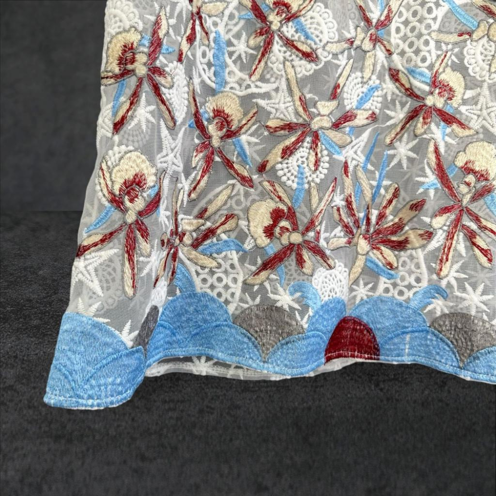 二手 MUYA姿漾 白紅藍 九成五新 網紗微透膚刺繡滿版F碼 花 無袖 洋裝 VA902﹝凡賽蘇﹞-細節圖3