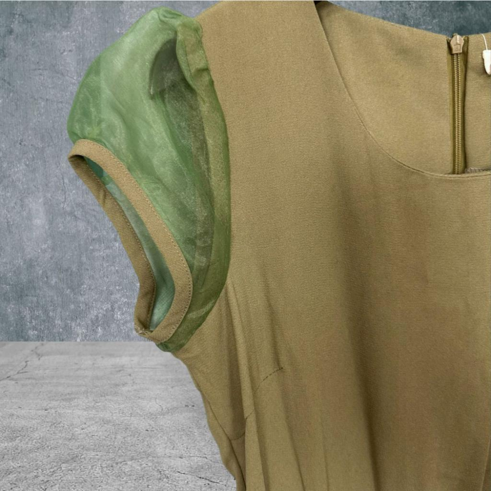 二手 CL＇EO GIRL 韓國製 軍綠 聚脂纖維拼接簍空蕾絲腰歐根紗小包袖 短袖 洋裝 VA826﹝凡賽蘇﹞-細節圖2