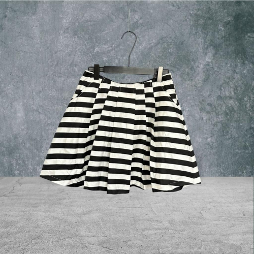 二手 LE POLKA 黑白 全新 光澤條紋尼龍壓褶蓬裙L號 短裙 VA809﹝凡賽蘇﹞