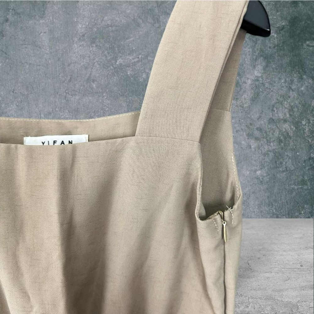 二手 YIFAN 卡其 棉麻寬肩帶背後腰簍空連身寬褲 無袖 連身褲 VA711﹝凡賽蘇﹞-細節圖2