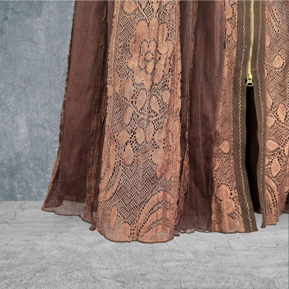 二手 MOMENTODY 咖啡 光澤緞面拼接蕾絲拉鍊上下開衩後口袋 長裙 VA703 ﹝凡賽蘇﹞-細節圖2