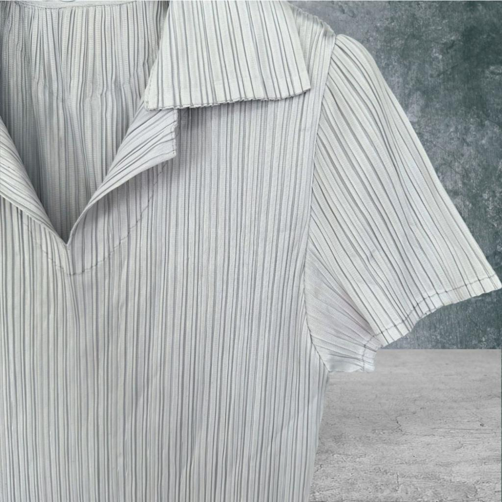 二手 銀灰 大碼可 V領緞面皺褶衣直筒 短袖 洋裝 VA621 ﹝凡賽蘇﹞-細節圖2