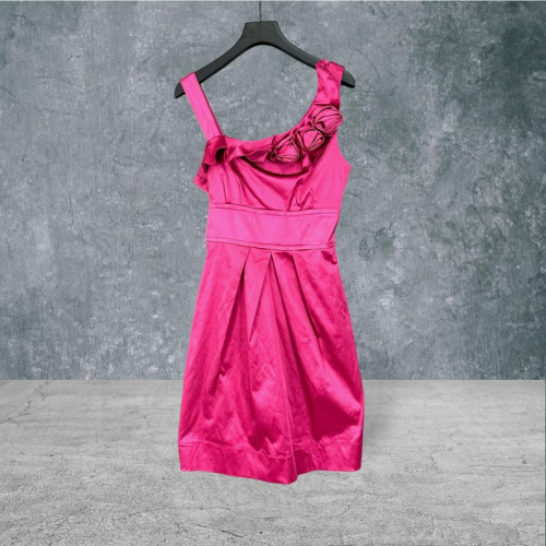 二手 teezeme 桃紅 光澤緞面造型單肩玫瑰花後綁繩 伴娘禮服 無袖 洋裝 VA601 ﹝凡賽蘇﹞