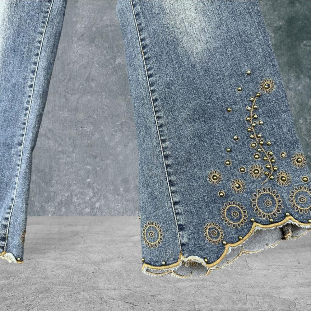 二手 QILANCI JEANS 淺藍 復古刷色褲腳刺繡花紋釘珠小喇叭 彈性顯瘦 牛仔丹寧 長褲 VA512 ﹝凡賽蘇﹞-細節圖3