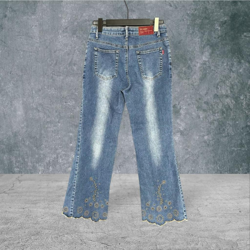 二手 QILANCI JEANS 淺藍 復古刷色褲腳刺繡花紋釘珠小喇叭 彈性顯瘦 牛仔丹寧 長褲 VA512 ﹝凡賽蘇﹞-細節圖4
