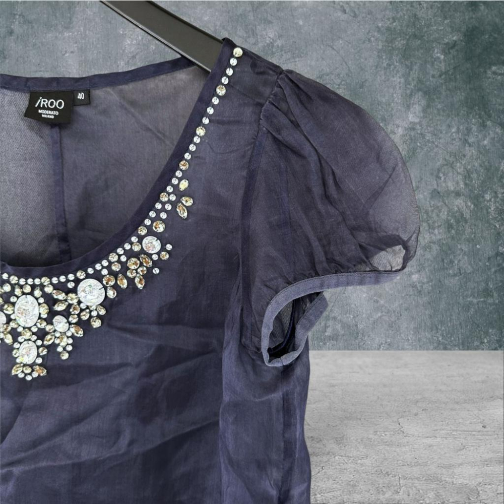 二手 IROO 香港製 藍黑 霧面質感歐根紗寶石領口透膚罩衫 短袖 洋裝 VA505 ﹝凡賽蘇﹞-細節圖2