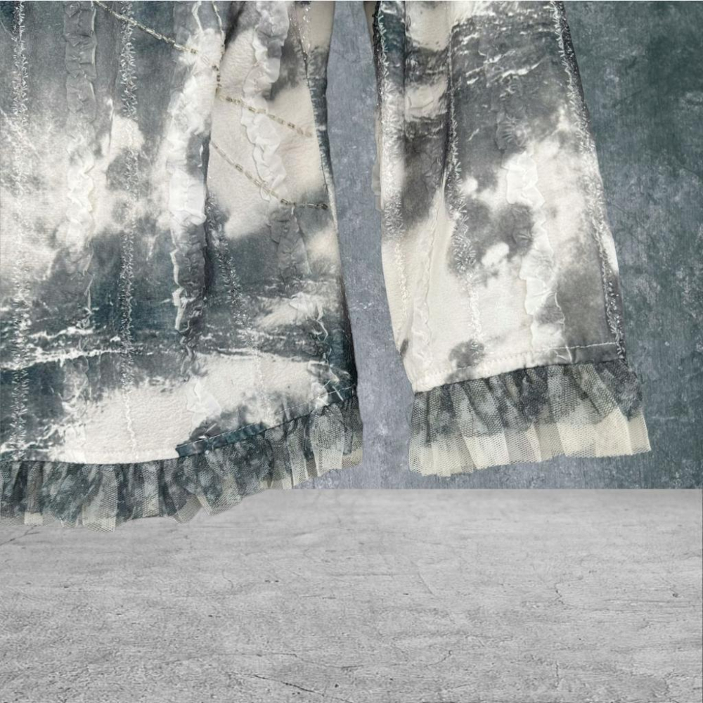 二手 vimvim 灰白 水墨花色縫珠銀線網紗蕾絲木耳邊 彈性七分袖 上衣 VA505 ﹝凡賽蘇﹞-細節圖2