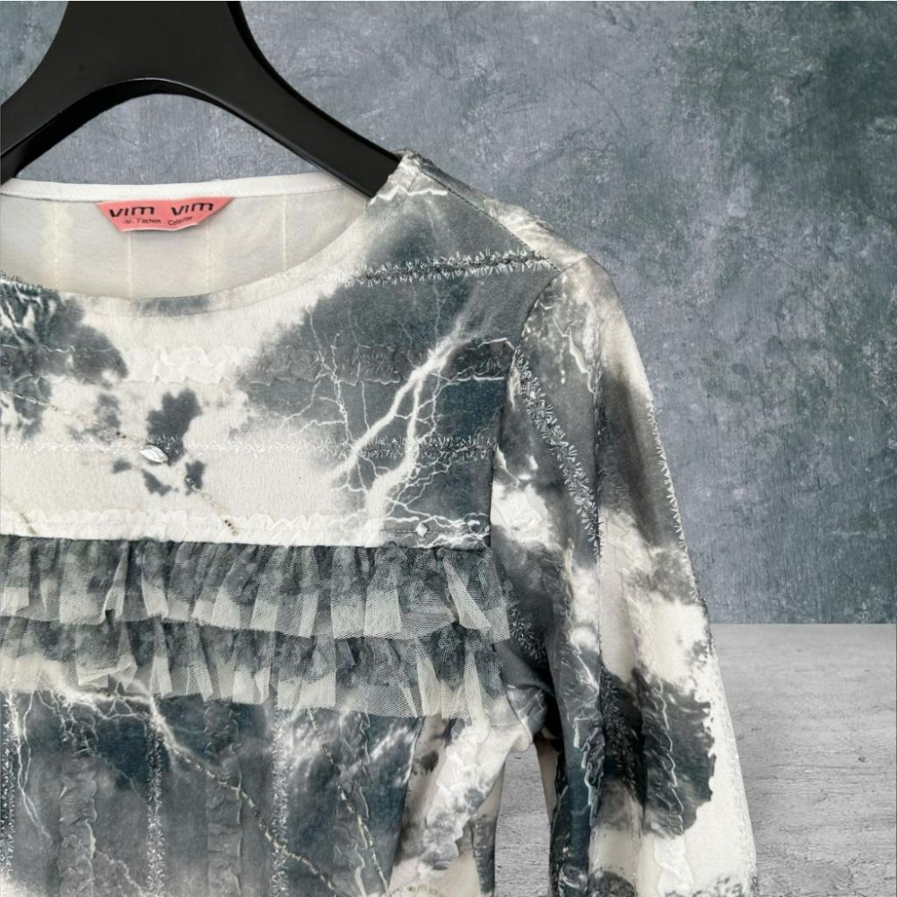二手 vimvim 灰白 水墨花色縫珠銀線網紗蕾絲木耳邊 彈性七分袖 上衣 VA505 ﹝凡賽蘇﹞-細節圖3