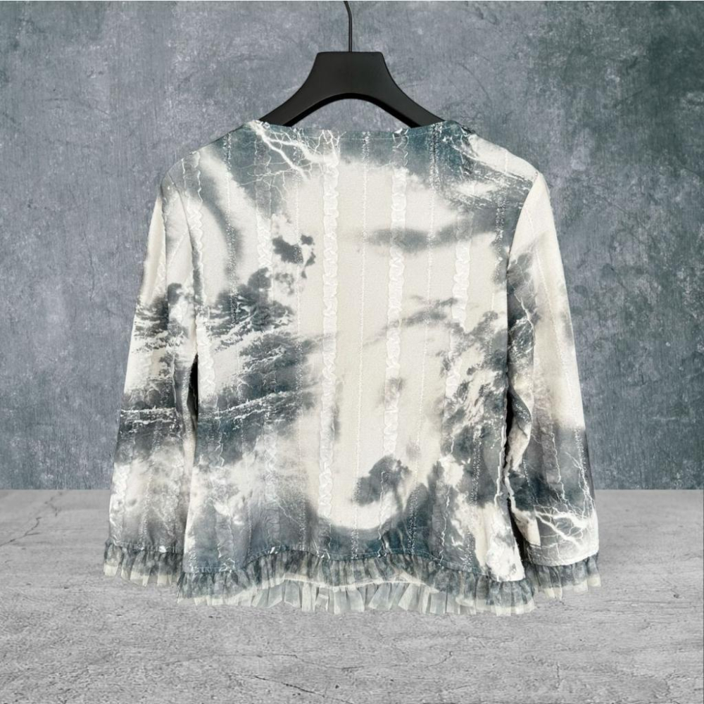 二手 vimvim 灰白 水墨花色縫珠銀線網紗蕾絲木耳邊 彈性七分袖 上衣 VA505 ﹝凡賽蘇﹞-細節圖4