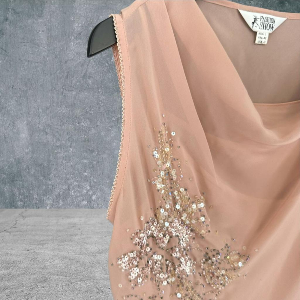 二手 FASHIONSHOW 藕粉 質感雪紡垂墜領釘珠亮片 氣質優雅微透膚顯白 背心 VA505 ﹝凡賽蘇﹞-細節圖2